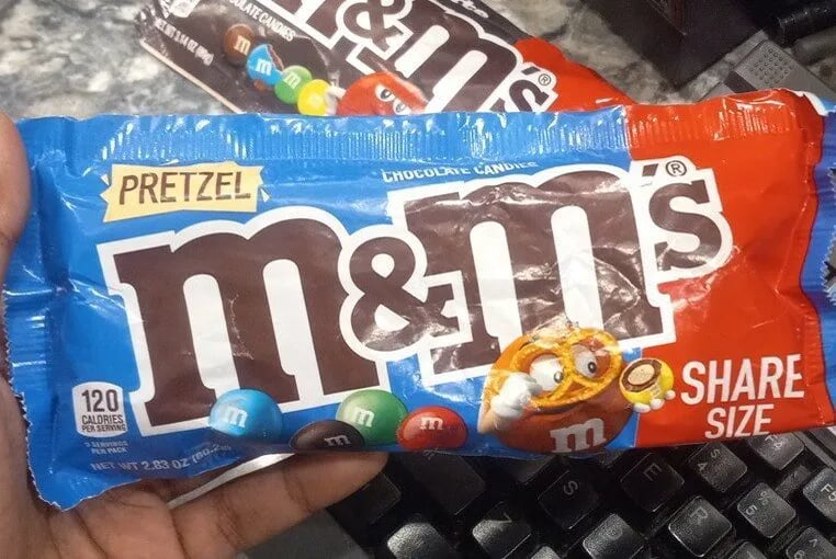 M&Ms драже 80.2гр PRETZEL со вкусом кренделя — фото 1